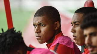 Mbappé no banco foi decisão da diretoria, diz técnico do Monaco Kylian Mbappé no banco do Monaco durante a partida contra o Dijon