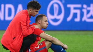 Torcida recebe Chile em Santiago e mostra apoio em especial a volante que falhou na final Marcelo Díaz (à dir.) errou no gol da Alemanha na final da Copa das Confederações