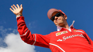 Vettel diz sentir um "vazio" após perder possibilidade do título mundial Sebastian Vettel acena para o público em Hungaroring