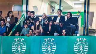 Suspenso no Real, Cristiano Ronaldo prestigia o Sporting no Campeonato Português Cristiano Ronaldo na tribuna do estádio do Sporting