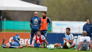 Para fugir da repescagem, Argentina encara a lanterna Venezuela pelas eliminatórias Sampaoli conversa com jogadores da seleção argentina