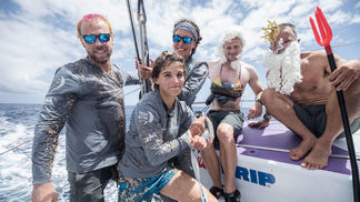 Rei Netuno, 'banho de alimentos' e corte de cabelo: Martine Grael é batizada em regata de volta ao mundo Martine Grael foi uma das atletas a cruzar a Linha do Equador pela primeira vez