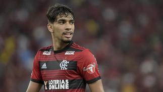 Com Dimba causando a ira dos ídolos Júnior e Zico, Flamengo responde à oposição perguntas sobre venda de Paquetá Lucas Paquetá, jogador do Flamengo, durante a primeira partida contra o Corinthians, válida pela semifinal da Copa do Brasil 2018.