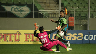 América-MG vacila e fica só no empate com o Criciúma pela Série B Bill tenta finalizar diante do goleiro do Criciúma