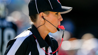 Cabelo preso, parafusos no punho e maquiada, sim: saiba quem é Sarah Thomas, a 1ª árbitra dos playoffs da NFL Sarah Thomas