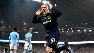 Alan Shearer parabeniza Wayne Rooney após marca alcançada Wayne Rooney comemora o gol marcado diante do Manchester City, no Etihad Stadium