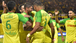 Nantes vence quarta seguida e sobe para a terceira colocação do Francês Jogadores do Nantes comemoram gol sobre o Metz