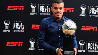 Destaque do Brasileiro, lateral do Coritiba acerta com rival Atlético-PR Thiago Carleto com a Bola de Prata Sportingbet de melhor lateral esquerdo do Brasileirão 2017