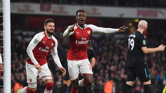Com gol chorado, Arsenal vence West Ham e está na semi da Copa da Liga Welbeck fez o único gol da vitória do Arsenal