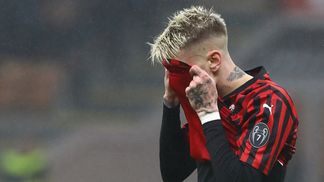 Atrás do Getafe, marca que não vale um quinto da do Real Madrid e receita evaporando: a triste decadência do Milan Samu Castillejo lamenta durante partida do Milan