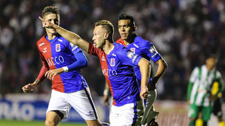 Paraná Clube recebe o Náutico em duelo entre G-4 e zona de rebaixamento Alemão comemora gol do Paraná