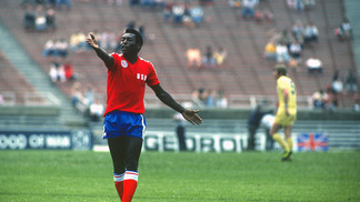 Há 40 anos, Pelé despedia-se do Cosmos, clube que o salvou da falência e que revolucionou salários de atletas Pelé defendendo a seleção de estrelas do Campeonato Norte-Americano, em 1976