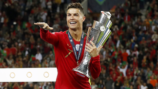 Paz no meio do caos de rivais: como Cristiano Ronaldo virou favorito para ser o melhor do mundo de novo Cristiano Ronaldo comemora título da Liga das Nações