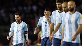 Quem precisa do que: as contas pelas últimas vagas para a Copa na América do Sul Lionel Messi deixa o gramado do Monumental de Núñez após empate da Argentina com a Venezuela