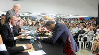 Flamengo: nome apontado como trunfo nas finanças não aceita assumir vice-presidência Vice de Administração e TI do Flamengo, Cláudio Pracownik, à direita, toma posse na Gávea