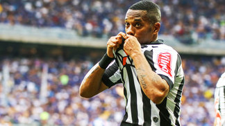 Possibilidade de renovação com o Atlético aumenta pessimismo por retorno de Robinho no Santos Robinho Comemora Gol Atlético-MG Cruzeiro Campeonato Brasileiro 22/10/2017
