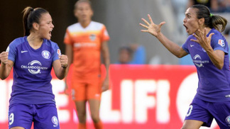 Ela começou na escolinha de futsal do Falcão, mudou para o campo e virou ‘pupila’ da craque Marta Camilinha e Marta são companheiras de ataque no Orlando Pride (EUA)