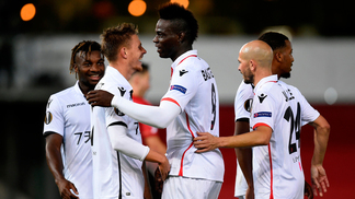 Com gols de Balotelli e Dante, Nice goleia na Europa League; Lazio conquista virada heróica Balotelli comemora com os companheiros o gol marcado sobre o Zulte Waregem