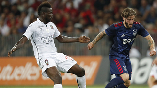 Balotelli marca, mas Nice só empata com o Ajax; Celtic e Rosenborg não saem do zero Mario Balotelli, do OCG Nice, e Lasse Schone , do Ajax, durante o jogo desta quarta-feira