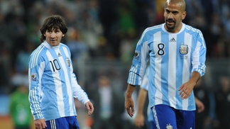 Ídolo argentino critica seleção e afirma que país não pode depender de Messi Messi e Verón juntos pela Argentina em 2010