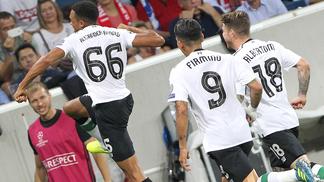 Sem Coutinho, sem problema! Liverpool vence Hoffenheim na Alemanha e sai na frente por vaga na Champions Jogadores do Liverpool comemoram o gol marcado por Trent Alexander-Arnold