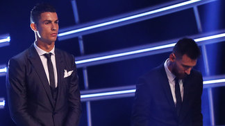 CR7 vê longo futuro em ciclo de prêmios entre ele e Messi: 'Apenas começando' Cristiano Ronaldo e Messi na premiação da Fifa, em Londres