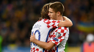 Islândia derrota lanterna da chave, coroa campanha histórica e confirma vaga na Copa do Mundo Kramaric (9) é abraçado por Modric após marcar 2 gols na Ucrânia