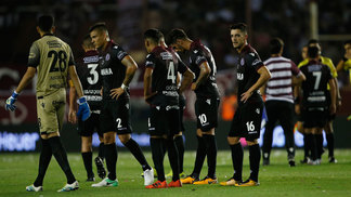 Lanús recebe aplausos da torcida após vice em casa Jogadores do Lanús abatidos após perderam o título da Libertadores