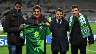 Em homenagem para a Chape e com presença de Aldair, Torino joga de verde, mas tropeça em casa Aldair ao lado do presidente do Torino, Urbano Cairo (segundo à esq.), com a camisa verde