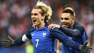 Craques brilham e França vence amistoso contra País de Gales de forma tranquila Griezmann comemora gol no amistoso entre França e País de Gales