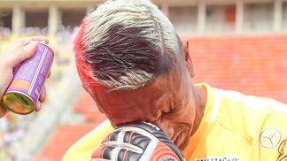 Cabelo tricolor e escorpião: Sidão rouba cena em jogo de Ronaldinho Goleiro Sidão mudou o visual no jogo
