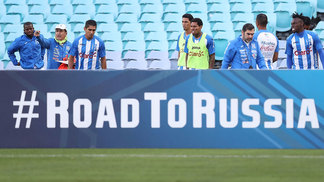 Honduras acusa Austrália de espiar treinamento com drone Técnico Jorge Luis Pinto (à esq.) orienta treino de Honduras no ANZ Stadium em Sydney