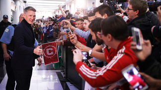 Bola, passeio de bike, beisebol e restaurante com mulher famosa: como Schweinsteiger conquista Chicago e renasce para o futebol Schweinsteiger Aeroporto Chicago 28/03/2017