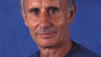 Suaudeau? Tente entender como revista francesa diz que técnico de 2 títulos é maior do que Zagallo e Felipão Jean-Claude Suaudeau posa para foto do Nantes, em 1995