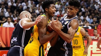 A 'missão Antetokounmpo' e a hora de Bruno Caboclo; como Brasil segurou MVP da NBA e venceu a Grécia Bruno Caboclo disputa com Giannis Antetokounmpo