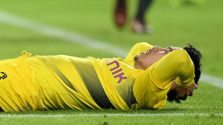 Ex-Barcelona falha feio, Stuttgart vence em casa e aumenta crise do Dortmund Kagawa lamenta durante derrota do Dortmund para o Sttutgart
