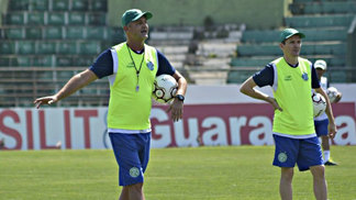 Diante de lanterna, Guarani tenta encerrar jejum de oito jogos na Série B Lisca comanda treino do Guarani, em Campinas