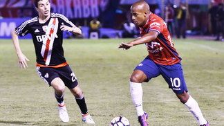 Ele estava na Série D, nem sabe como foi parar na Bolívia e hoje sonha com o Real Madrid: conheça o brasileiro que aterrorizou Atlético-MG e River Plate Serginho Jorge Wilstermann River Plate Libertadores 14/09/2017