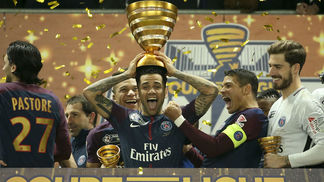 Mais campeão no século que Barcelona, Real e City e United juntos, Daniel Alves caminha para o 40º, e mais importante, título Dani Alves levanta taça pelo PSG