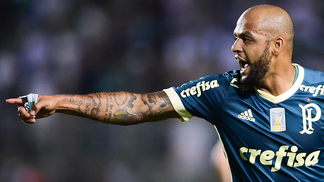 Árbitro não relata confusão, mas Felipe Melo pode ser acusado no STJD Felipe Melo foi apoiado pela torcida palmeirense