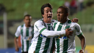 América-MG bate o Brasil-RS, pula para 3º e tira Inter do G4 ará (D), jogador do América-MG, comemora seu gol com Christina