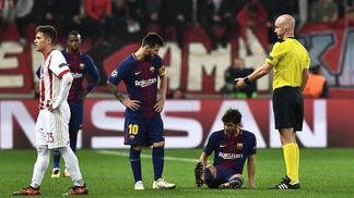 Barça empata sem gols com Olympiacos em dia de homenagens para Valverde Messi observa Sergi Roberto caído em duelo contra o Olympiacos
