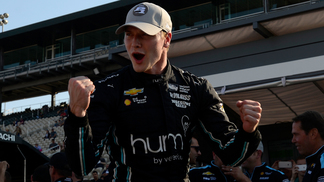 Líder Josef Newgarden é pole; Hélio Castroneves larga em quarto Josef Newgarden comemora pole position