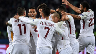 Roma sofre, mas faz 'dever fora de casa' e vence Qarabag no Azerbaijão Jogadores da Roma comemoram um dos gols sobre o Qarabag