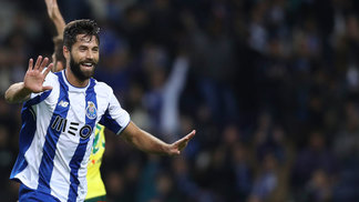 Zagueiro Felipe rebate críticas de torcedores após lance polêmico O zagueiro Felipe comemora gol pelo Porto