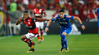Depois de passar por gigantes, Diogo Barbosa vê na Copa do Brasil chance de firmar seu nome Berrío, do Flamengo, contra Diogo Barbosa, do Cruzeiro, no Maracanã