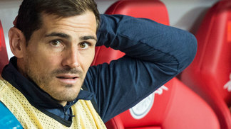 Técnico do Porto nega que Casillas tenha sido barrado por mau comportamento Iker Casillas no banco do Porto na partida contra o RB Leipzig