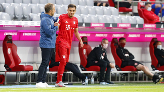 Brasil ou Alemanha? Promessa da base do Bayern terá que escolher entre as duas seleções Batista Meier conversa com Hansi Flick, minutos antes de estrear pelo Bayern