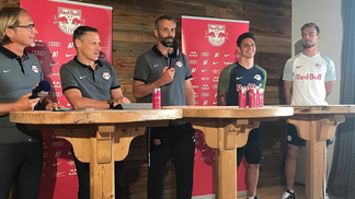 Vai acontecer o que Uefa não queria: dois Red Bulls no mesmo torneio; compare os times Coletiva de lançamento do novo escudo do Red Bull Salzburg