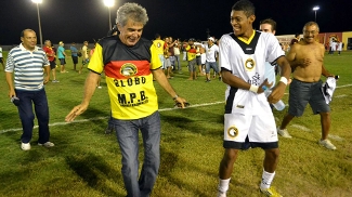 Ele é fã de Roberto Marinho, batizou o time como Globo, construiu um estádio e agora está na Série C O presidente Marconi Barretto (esq.) teve de depor na Polícia Federal sobre o assunto